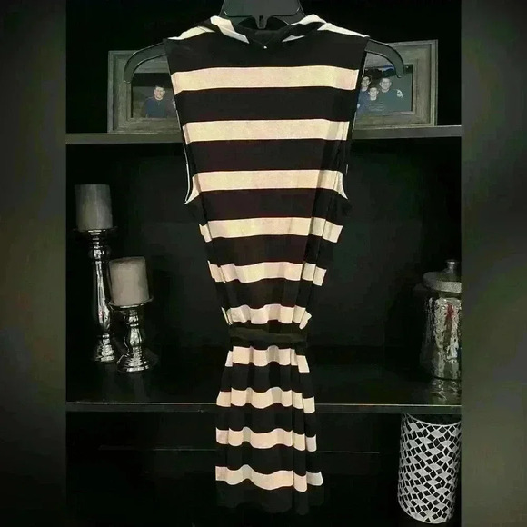 White House Black Market Tops - White House Black Market Sleeveless Shirt Ladies Size Small Super Cute Trending